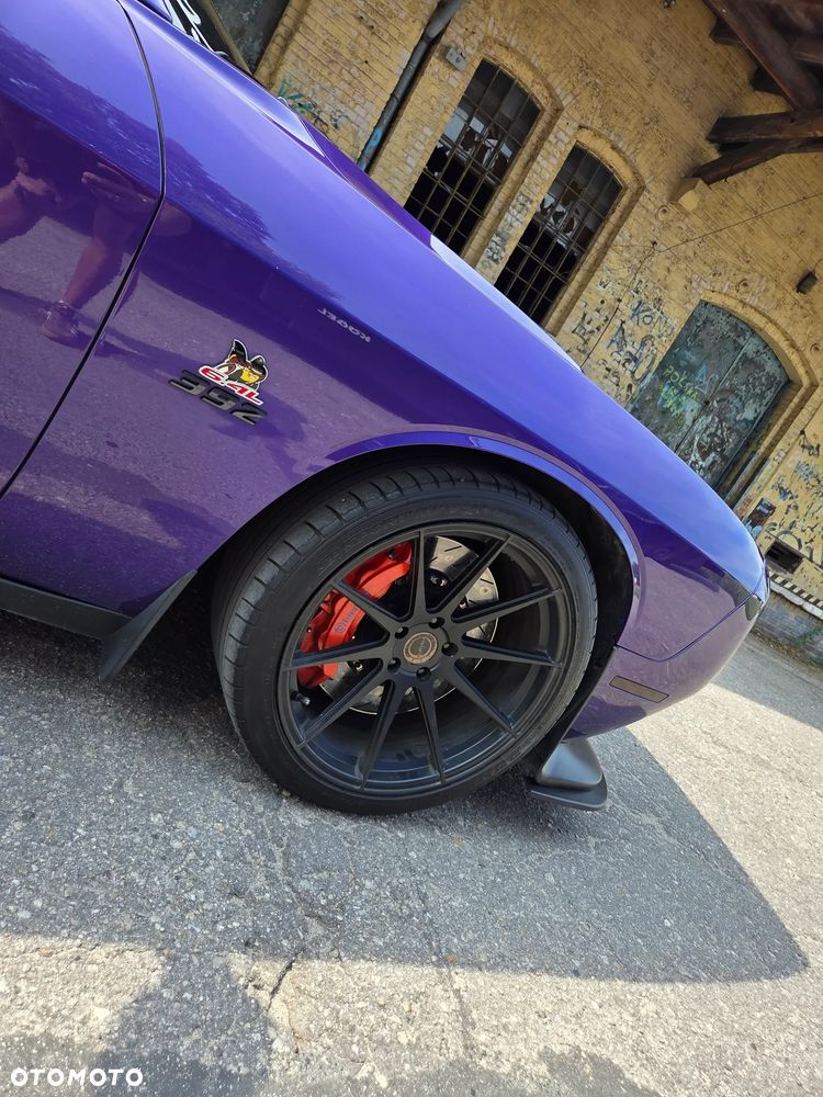 Dodge Challenger - 12