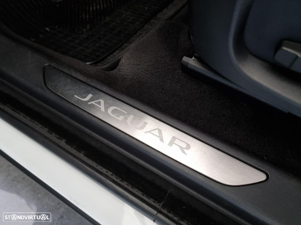 Jaguar E-Pace 2.0 i4D R-Dynamic S - 28