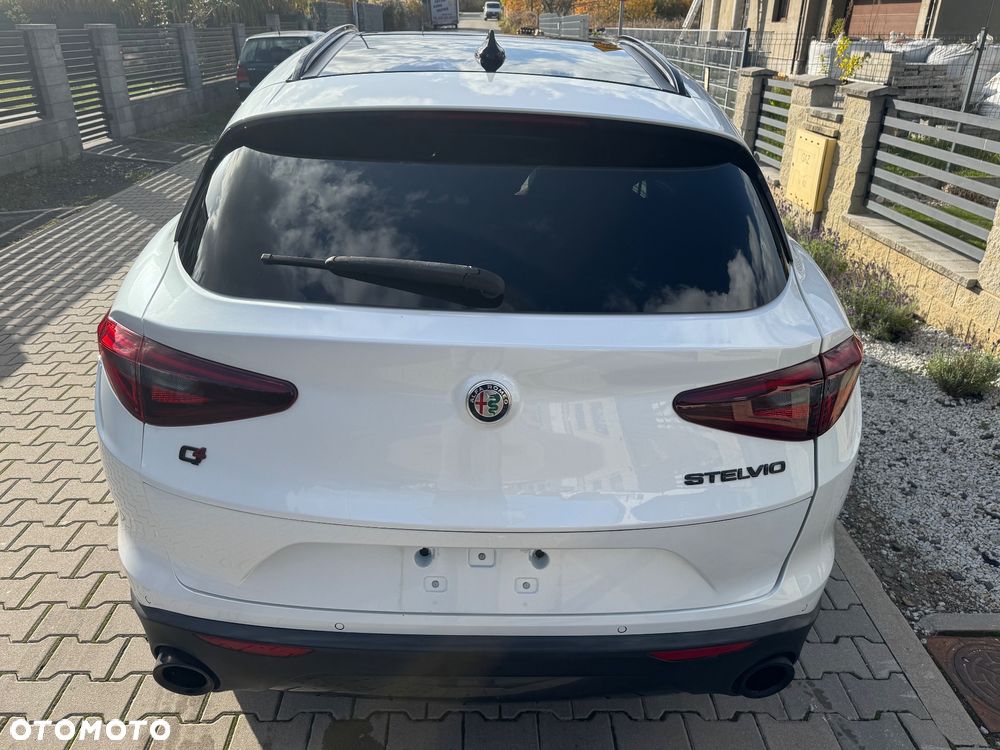 Alfa Romeo Stelvio - 12