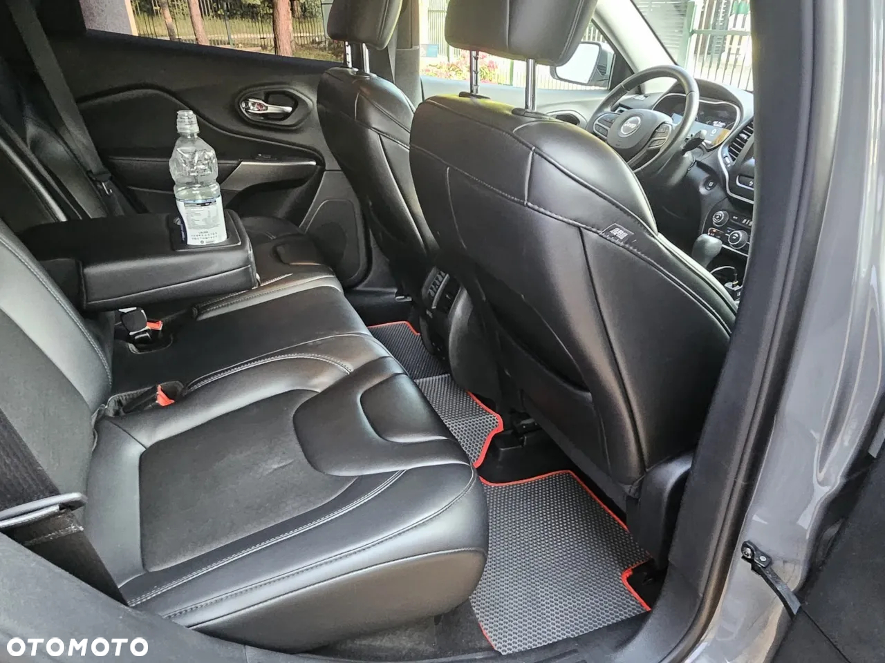 Jeep Cherokee - 10