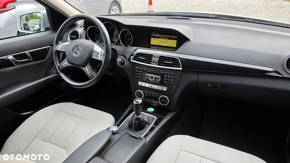 Mercedes-Benz Klasa C 180 CGI BlueEff Classic - 11