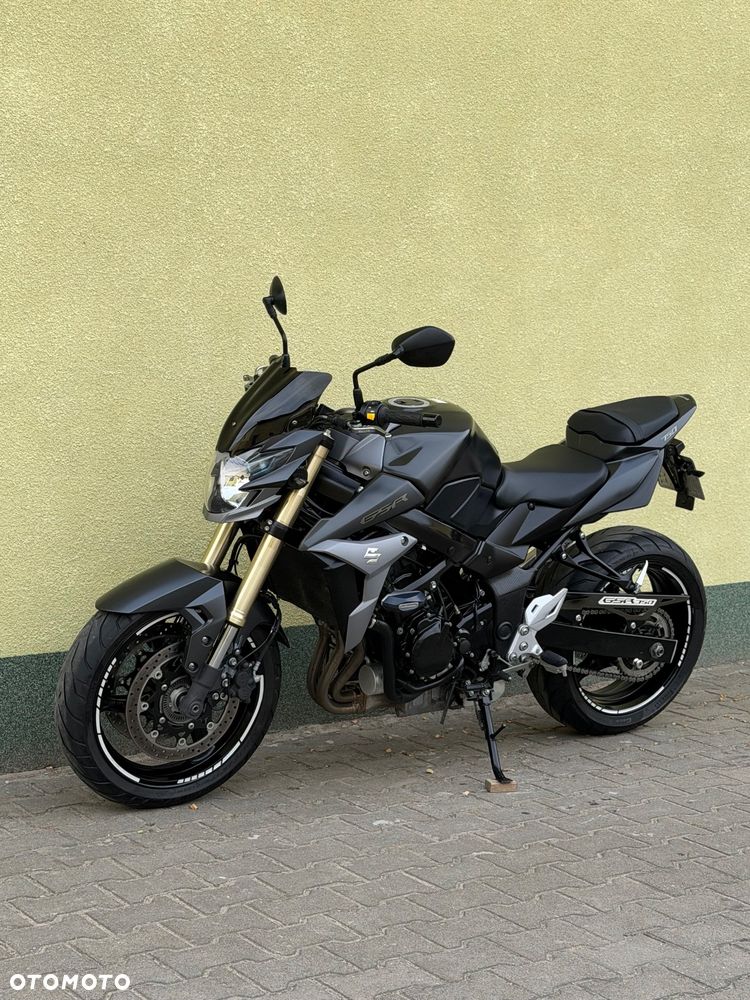 Suzuki GSR - 27