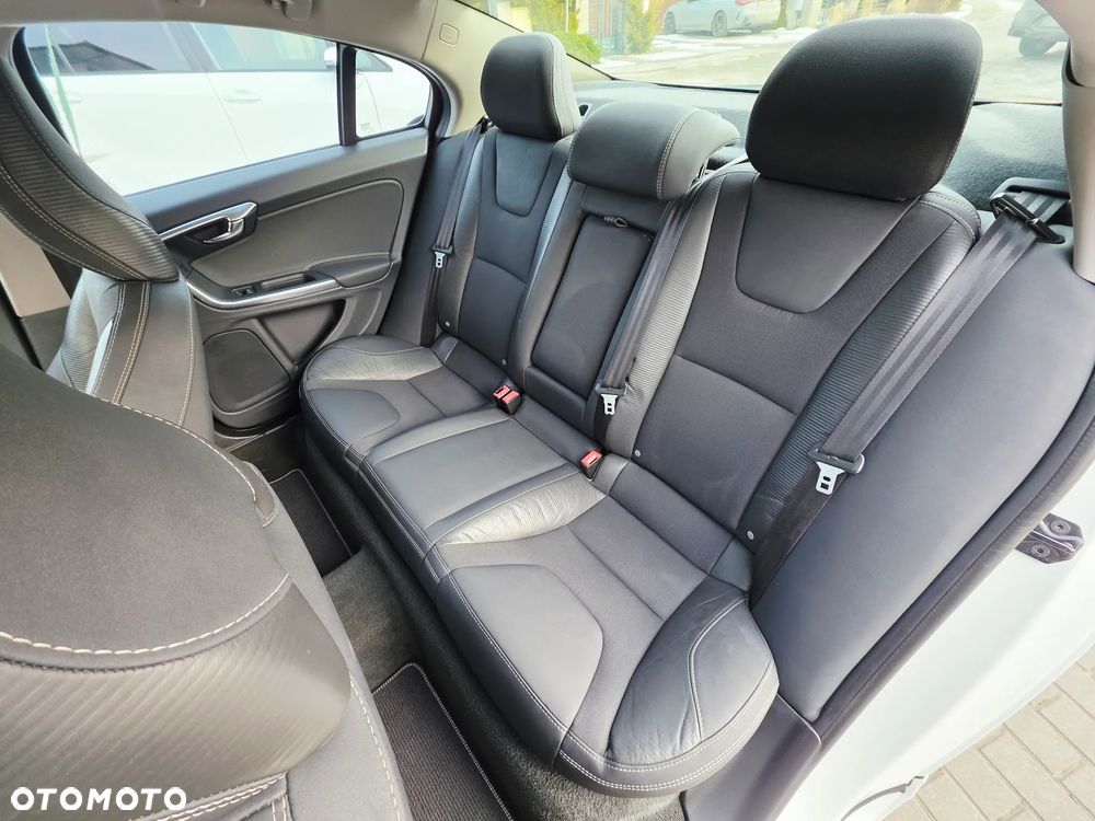Volvo S60 D4 R-Design - 4