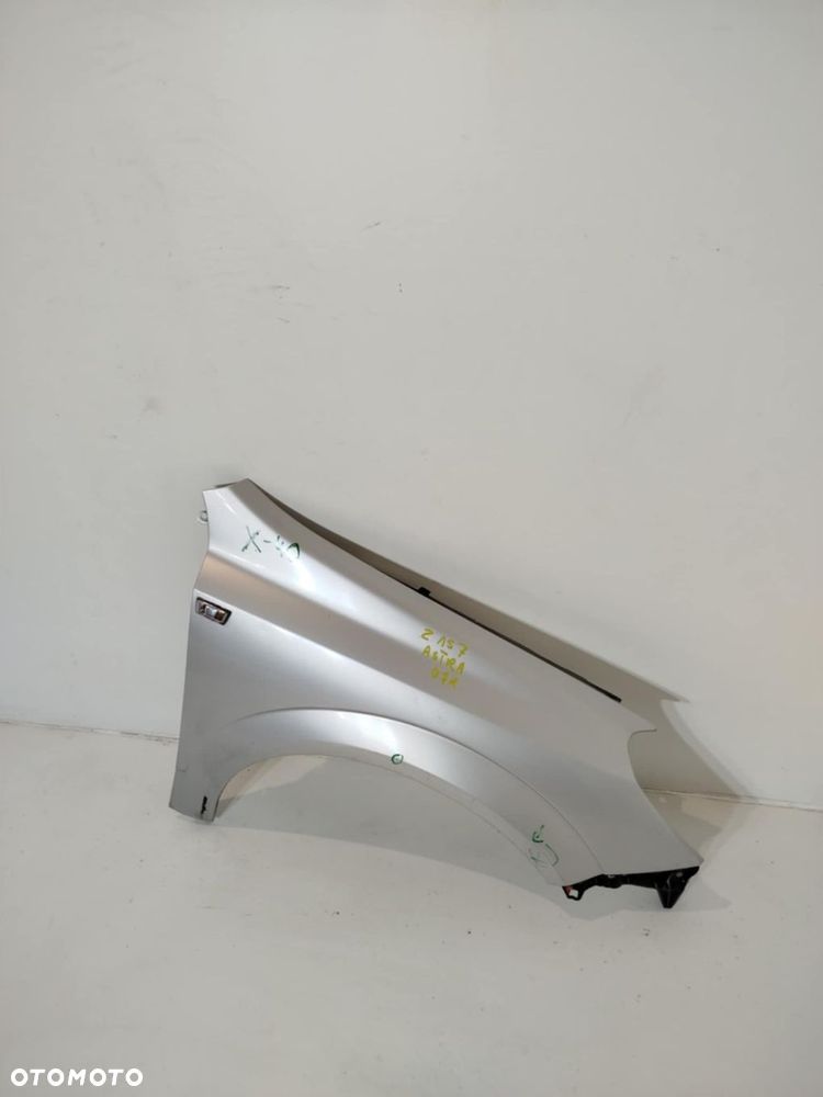 BŁOTNIK PRAWY PRZEDNI OPEL ASTRA III H 04-09 Z157 - 1