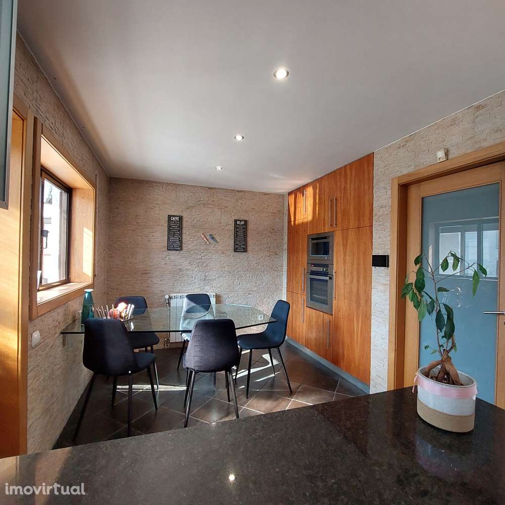 Moradia Geminada T4/T5 · 240 m² · 3 Pisos · Piscina · Garagem - Grande imagem: 4/9