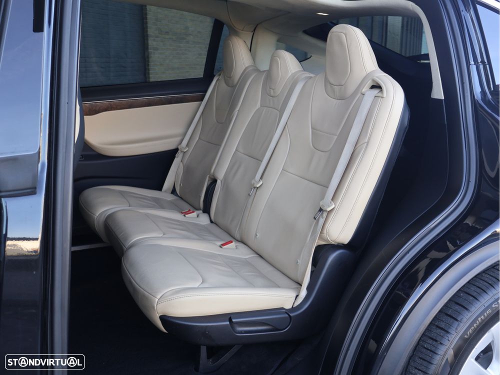 Tesla Model X 90D - 16