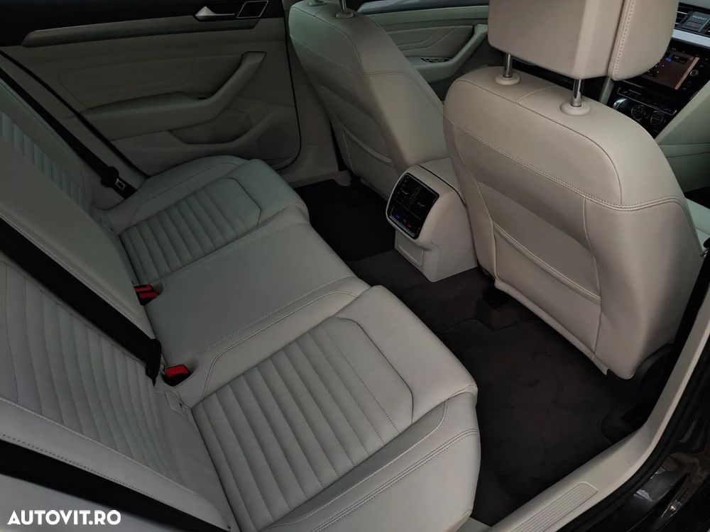 Volkswagen Passat Variant 2.0 TDI SCR DSG 4Motion Business - 12