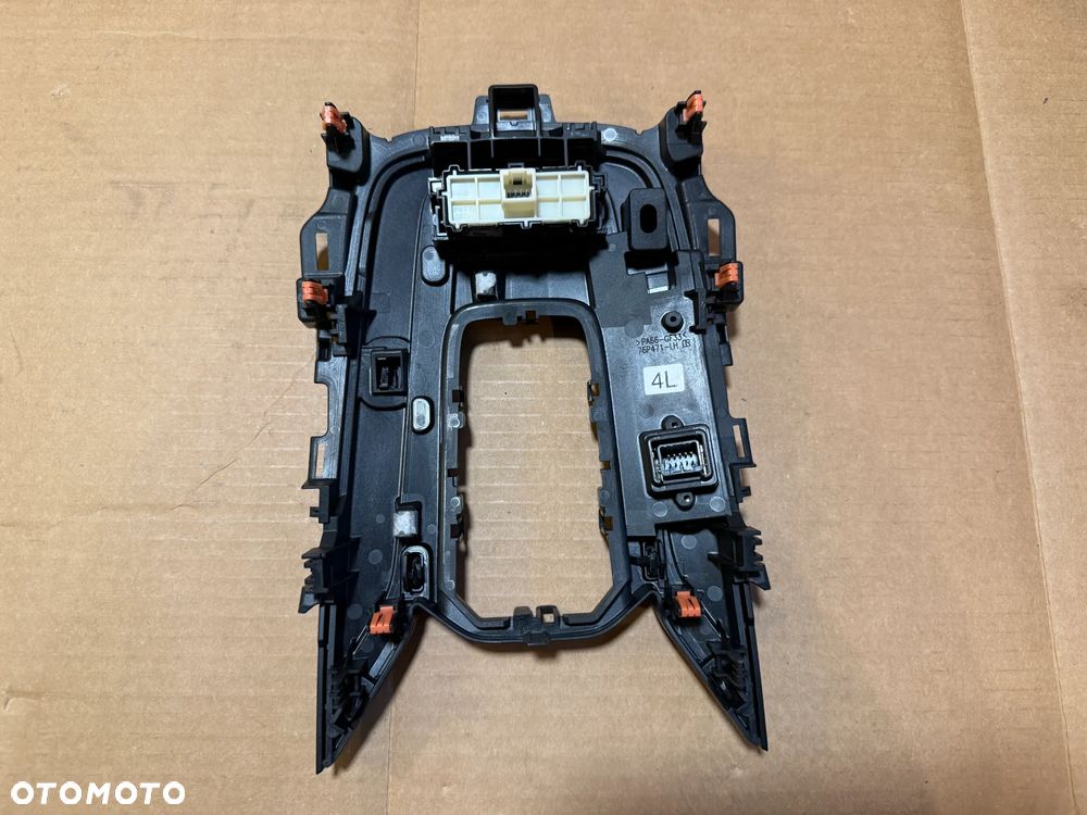 Ramka osłona lewarka zmiany biegów Toyota Corolla Cross 2025 76P471-LH OE - 4