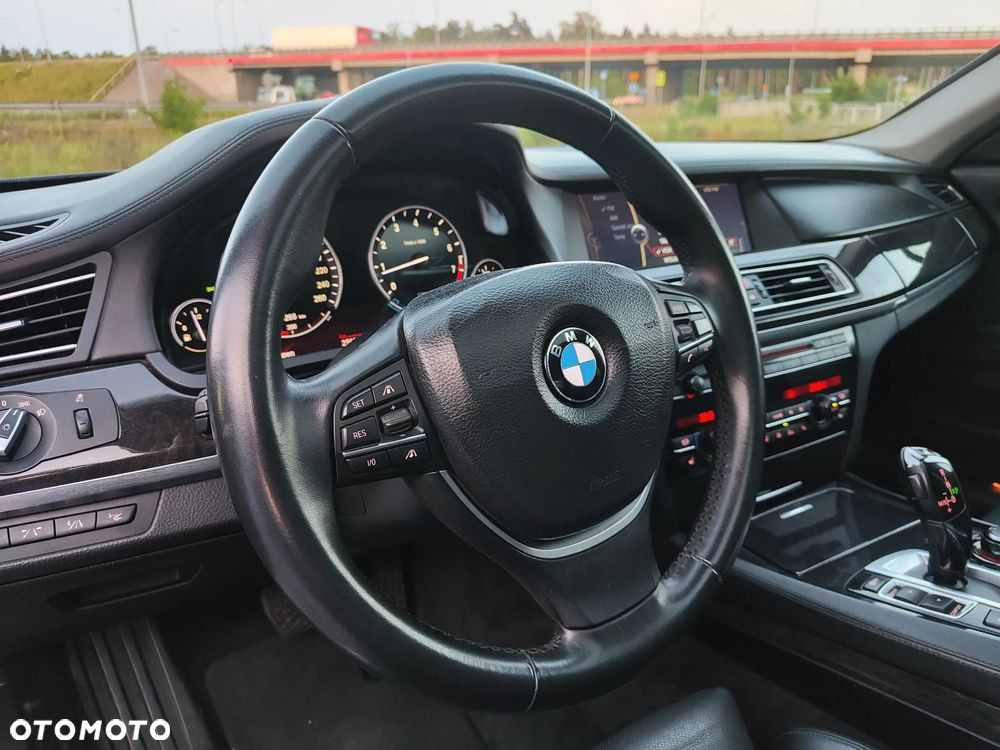 BMW Seria 7 750i L xDrive - 22