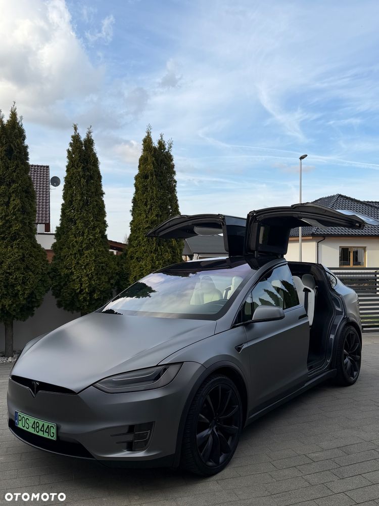 Tesla Model X - 11