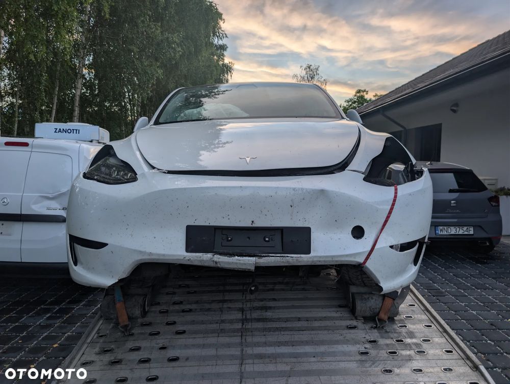 Tesla Model Y Long Range AWD - 6