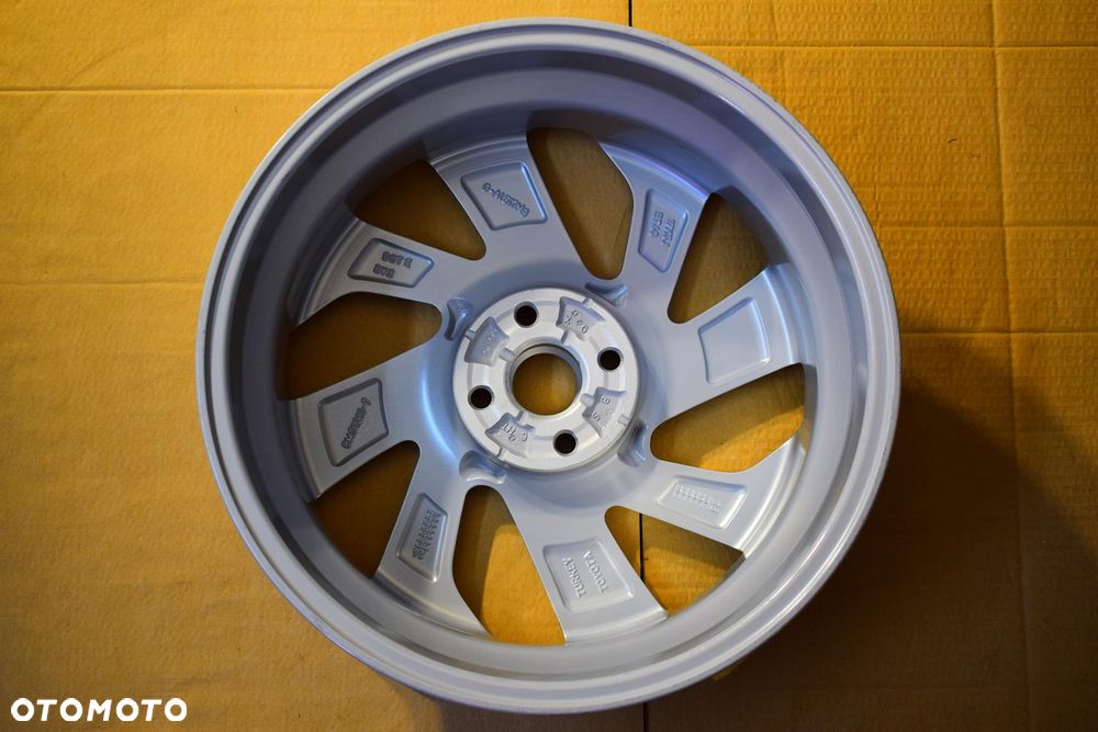 TOYOTA 17'' Aygo X Nowy Model! Oryginał! Nowa! - 2