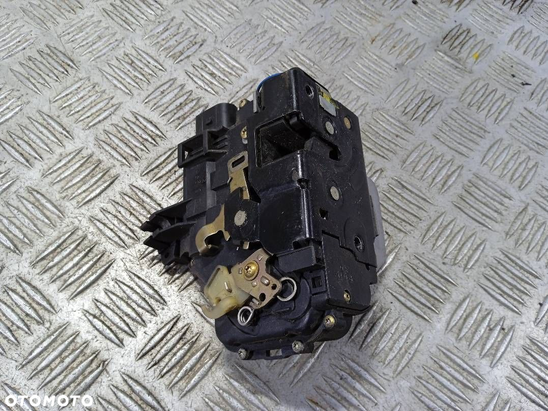 ZAMEK DRZWI LEWY PRZEDNI AUDI A4 B6 - 2