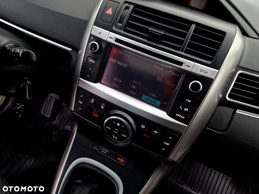 Toyota Verso 1.6 Premium - 19