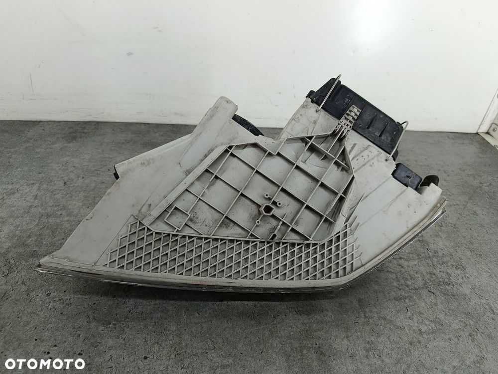 LAMPA PRZÓD PRAWA XENON SKODA OCTAVIA II 20-C335R  20-A669R TYC - 6