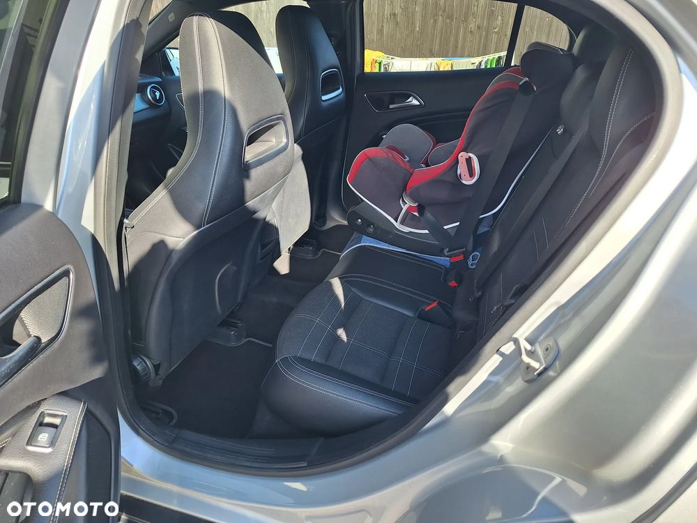 Mercedes-Benz GLA 200 d - 17