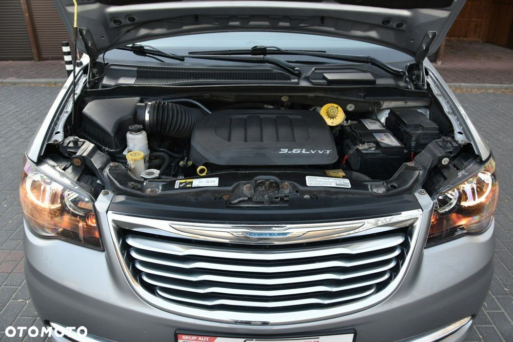 Chrysler Town & Country - 27