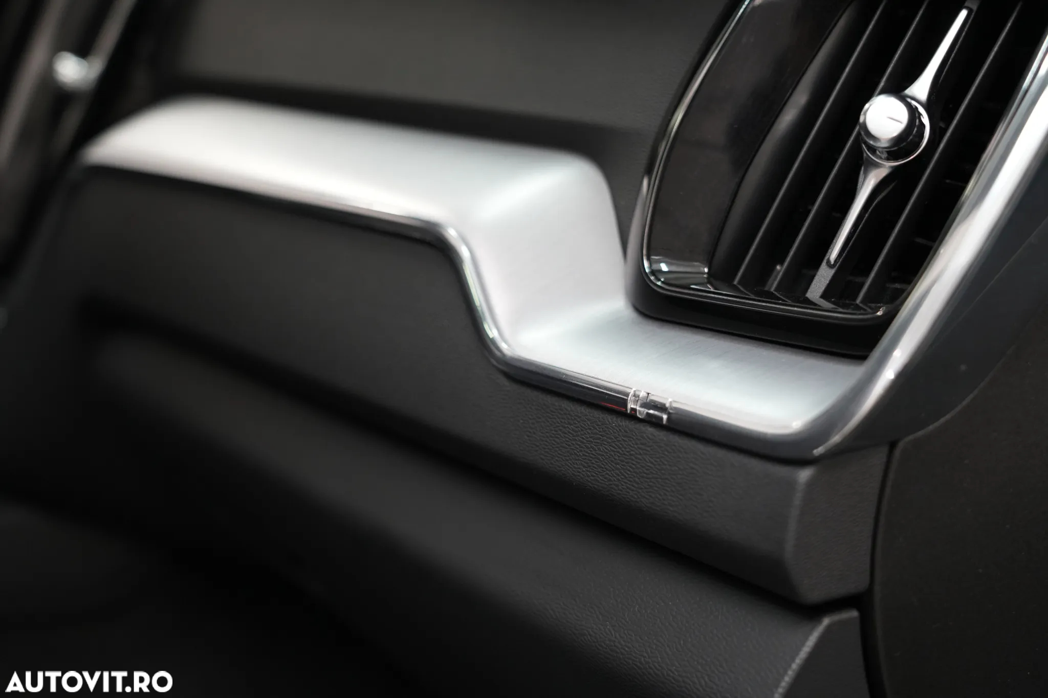 Volvo XC 60 B4 D AWD Geartronic Momentum Pro - 37