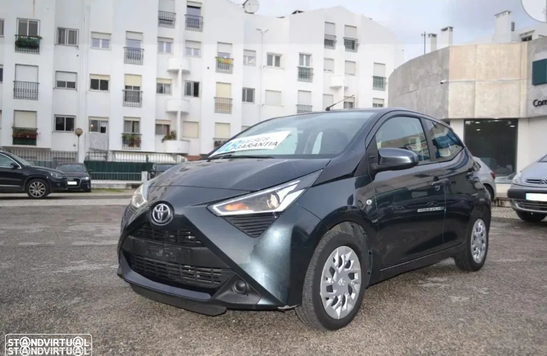 Toyota Aygo 1.0 X-Play Plus - 1