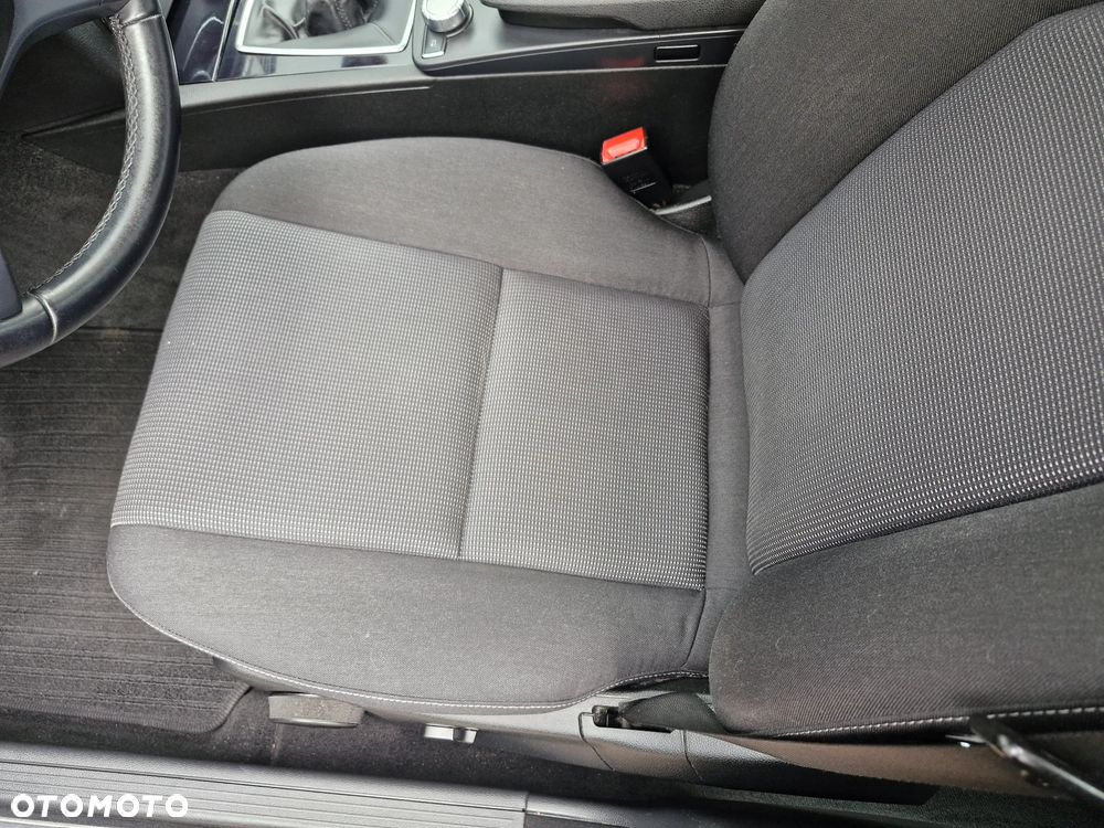 Mercedes-Benz Klasa C 180 CGI BlueEFFICIENCY Avantgarde - 26