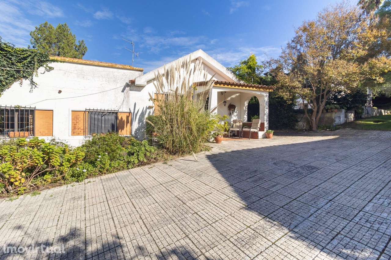 Moradia com construções de apoio, piscina e localização priviligiada - Grande imagem: 2/60