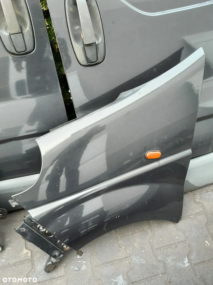 Błotnik lewy Opel Vivaro 08r - 1