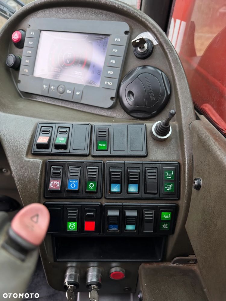 Manitou MRT2150+PRIVILEGE Ładowarka teleskopowa 4x4 ROTO 21metrów. Bez AdBLUE bez DPF. udźwig 5ton jak Nowa z Norwegii 4900mtg. 2015rok. Obrót pełny. Zero luzów wycieków. Zadbana maszyna z Fermy Norweskiej. Silnik 160 Km. AUTEC zdalne sterowanie. Ani deka luzów czy wycieków. Opony jak Nowe. Pełny Oryginał. Niski przebieg. Stabilizatory. Zamki na tłokach. OKAZJA - 36