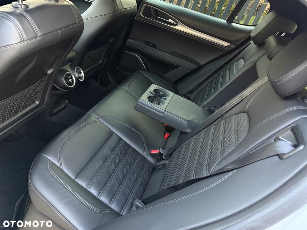 Alfa Romeo Stelvio 2.0 Turbo B-Tech Edition Q4 - 32