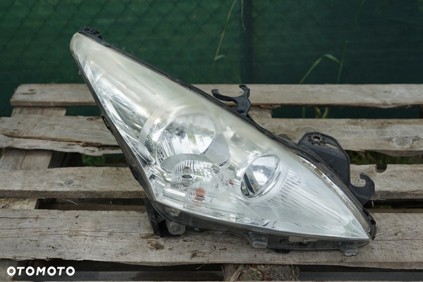 Lampa przód przednia prawa Peugeot 5008 I 9685472680 Anglik