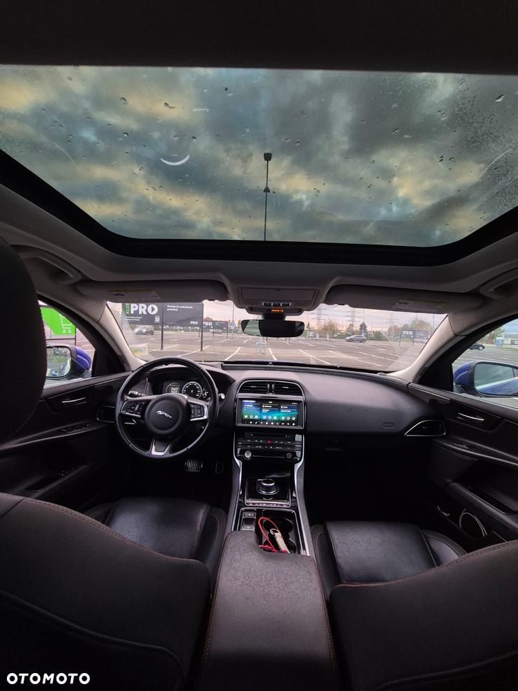 Jaguar XE 30t AWD Prestige - 8