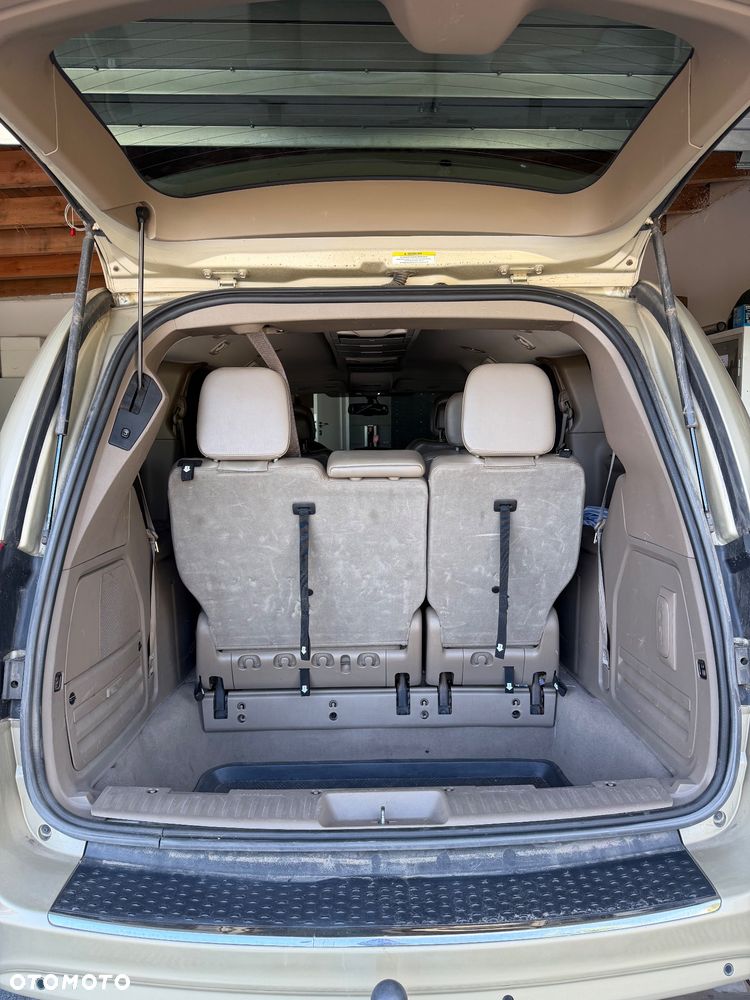 Chrysler Town & Country - 8