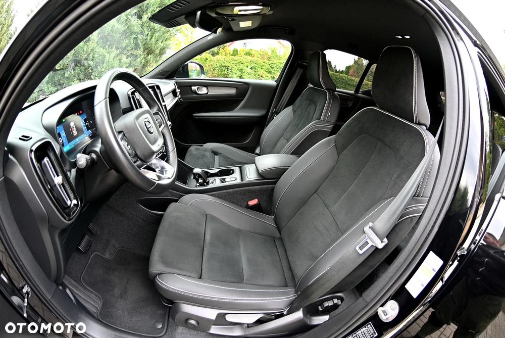 Volvo XC 40 B3 B DKG Ultra Black Edition - 25