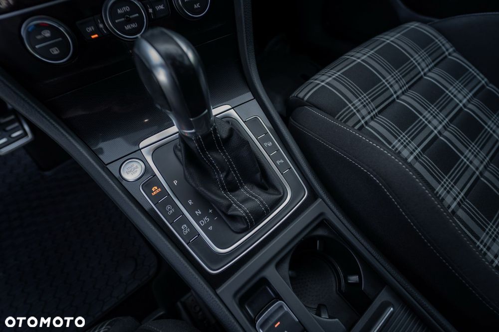 Volkswagen Golf - 28