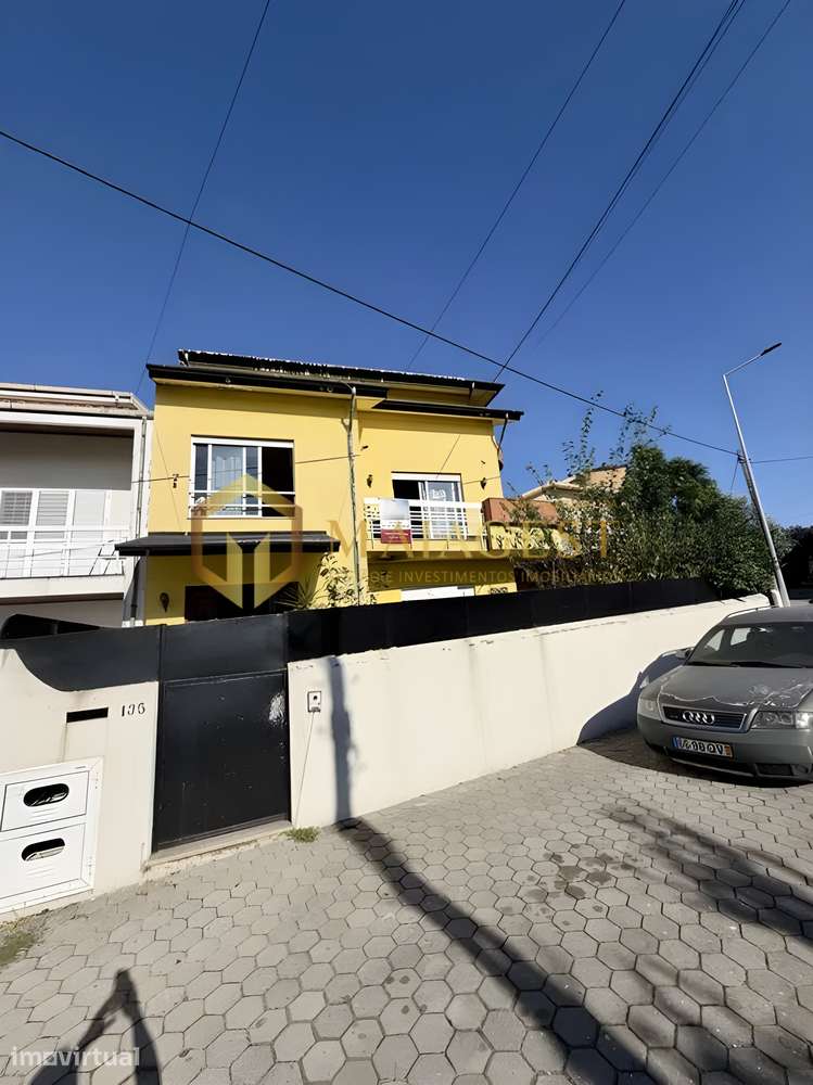 Moradia T5 com amplo espaço exterior e excelente localização em Grijó - Grande imagem: 2/8