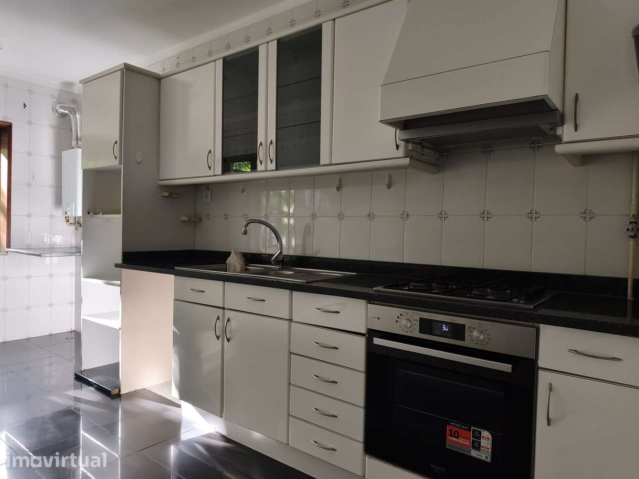 Apartamento T2 + 1 com varanda e garagem em Braga - Grande imagem: 2/16