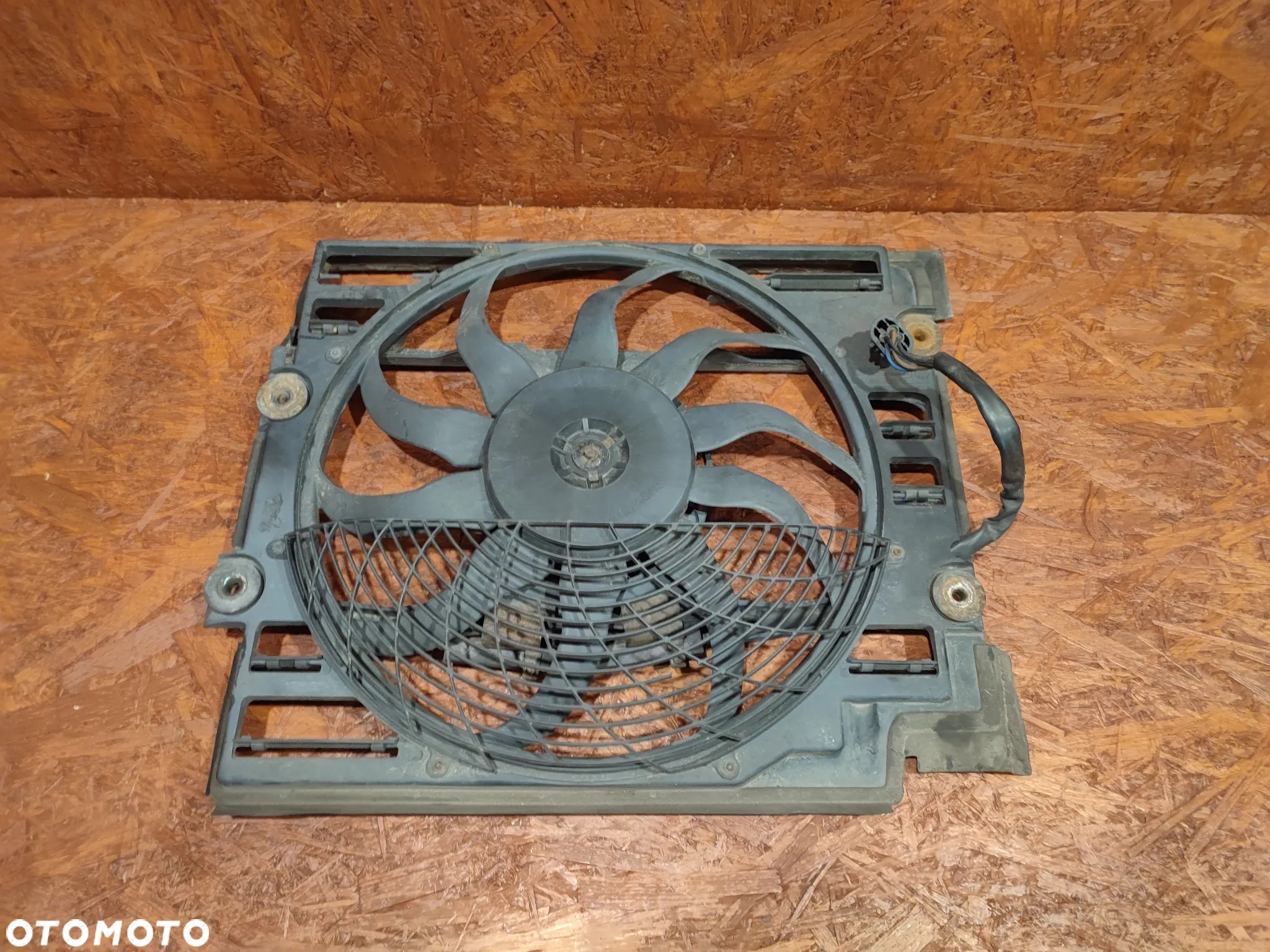 BMW E39 ORYGINALNY WENTYLATOR KLIMATYZACJI / ELEKTRYCZNY WIATRAK 4 PINY CHŁODNICY KLIMY O NR. 64 54 6 919 058 / 64 54 8 373 003  / 64 50 6 908 031 /  64 54 6 921 396 OEM SPRAWNY W 100% - 2
