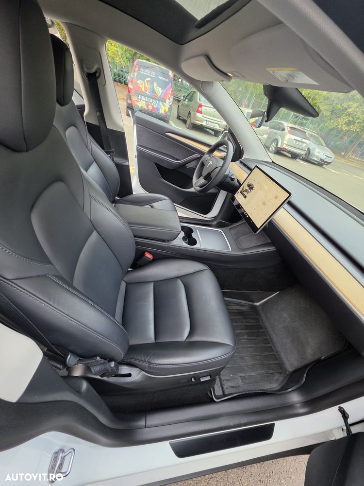 Tesla Model Y - 8