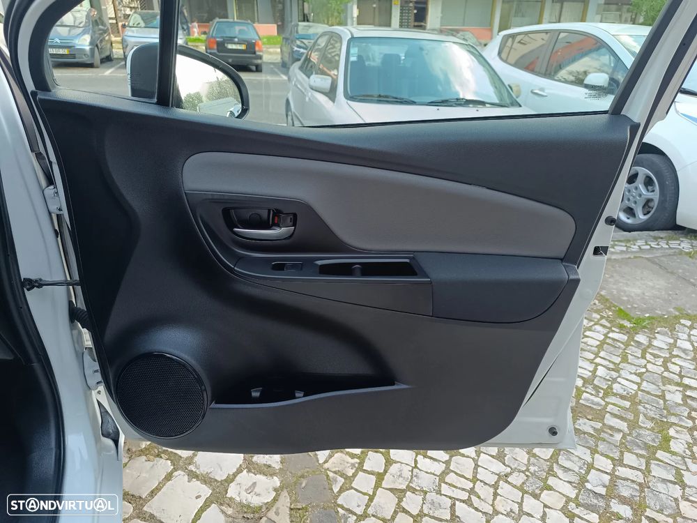 Toyota Yaris 1.5 HSD Comfort+Navi - 27