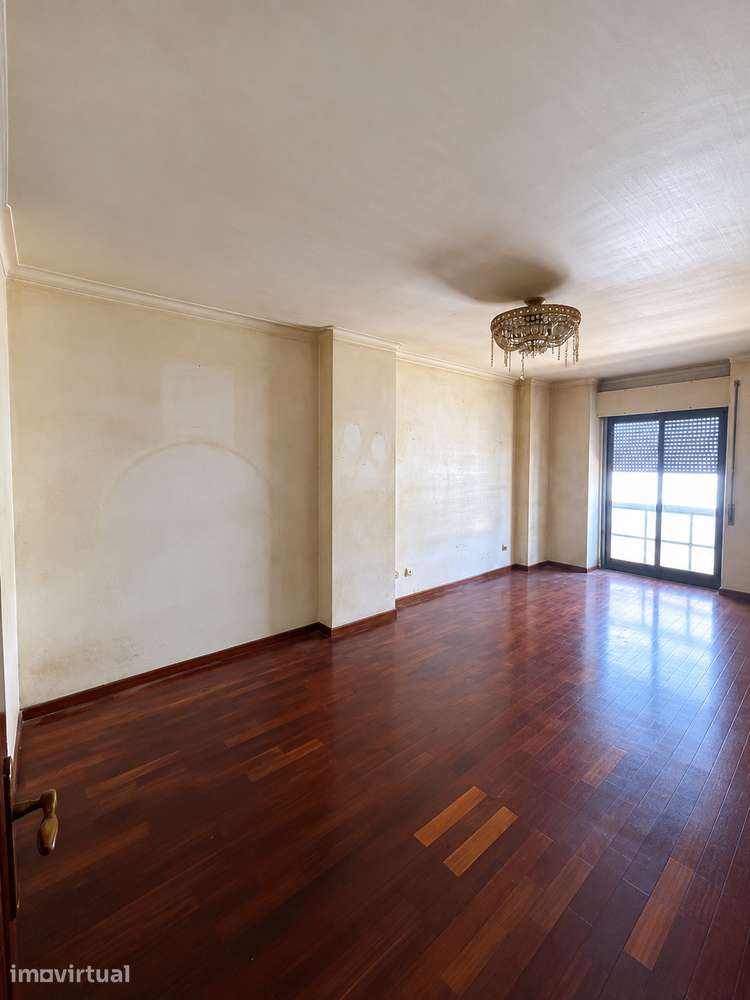 Apartamento T3 com Suite e Duas Frentes | Oportunidade em Mem Martins - Grande imagem: 2/12