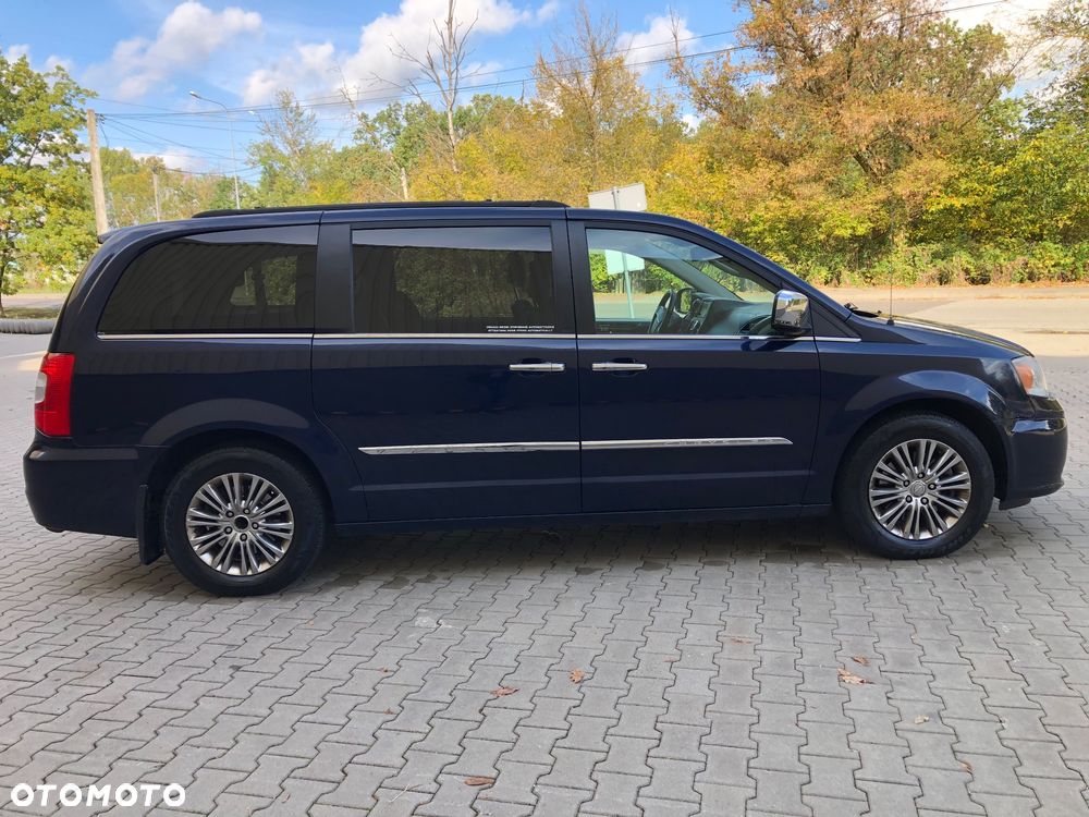 Chrysler Town & Country - 10