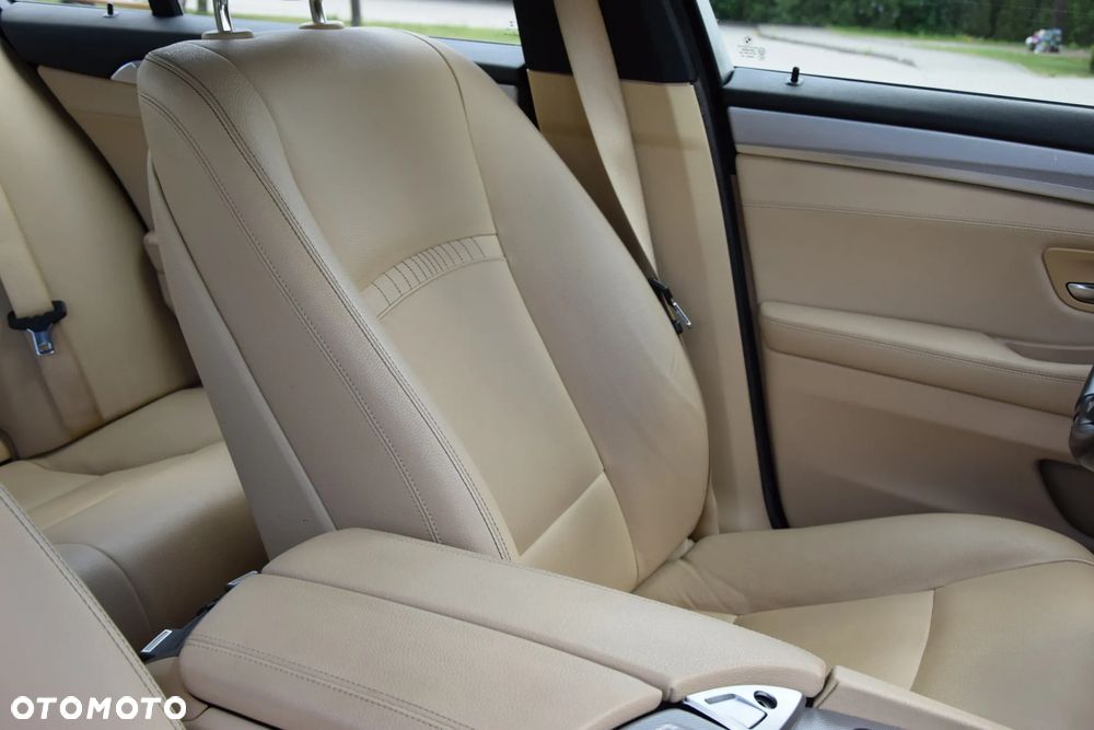 BMW Seria 5 535i Sport-Aut - 23