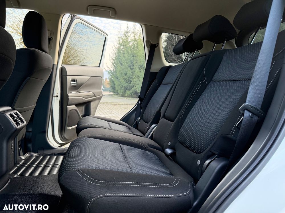 Mitsubishi Outlander 2.4 4WD Plug-In Hybrid - 11