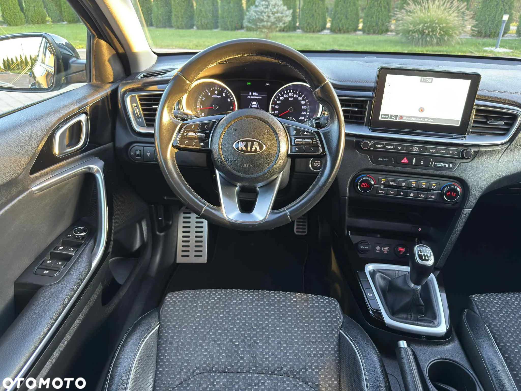 Kia Ceed - 33