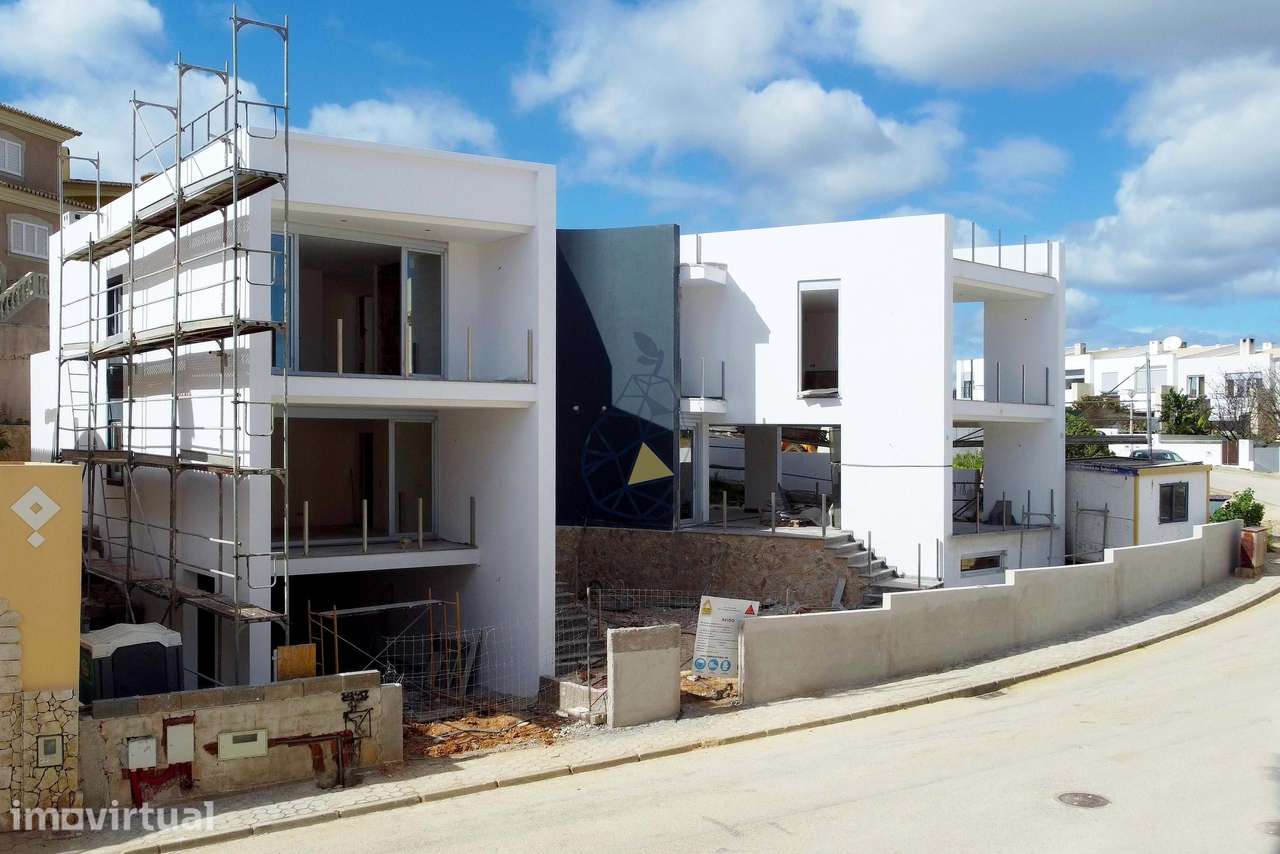 Moradia contemporânea de 3 Pisos nova com piscina e garagem em Lagos - Grande imagem: 4/37