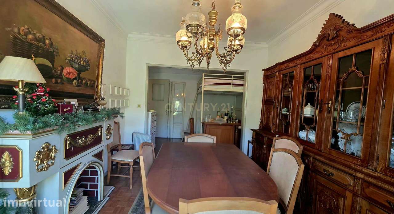 Apartamento T2 com 90 m² e varanda, a 1 minuto das Portas de Benfica — - Grande imagem: 2/16
