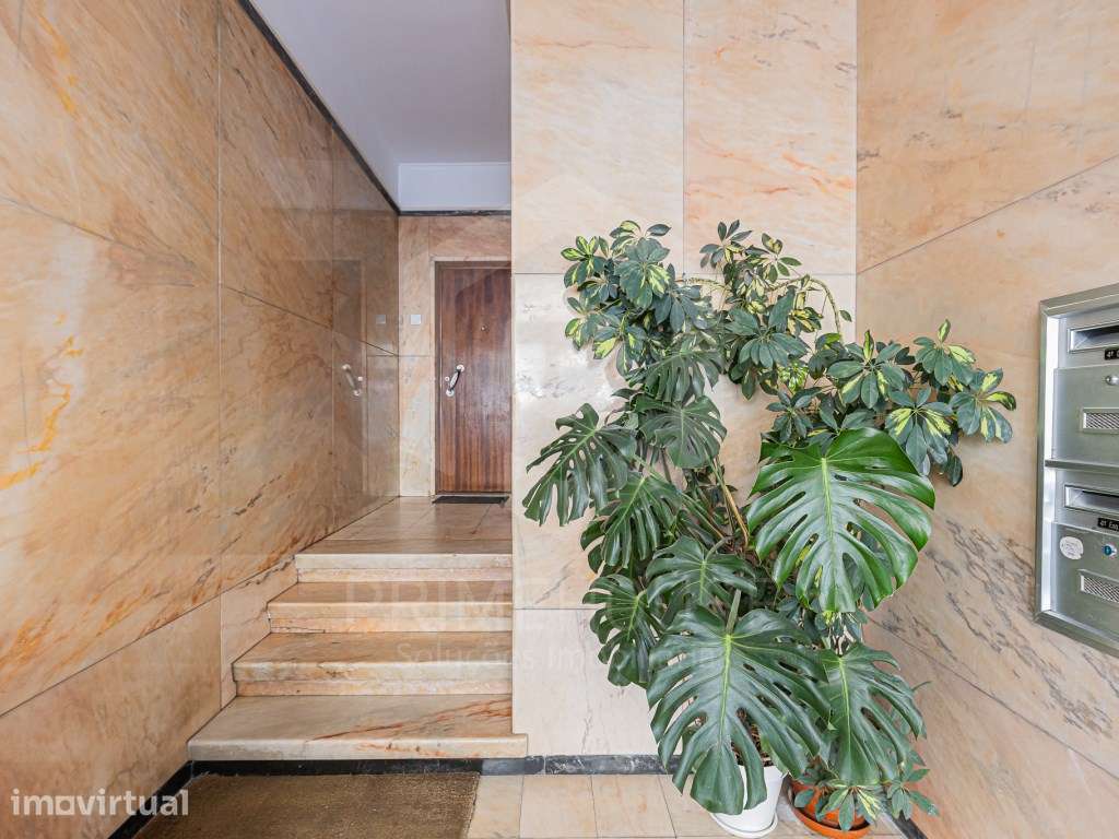 Apartamento T2 em Campo de Ourique - Grande imagem: 2/28