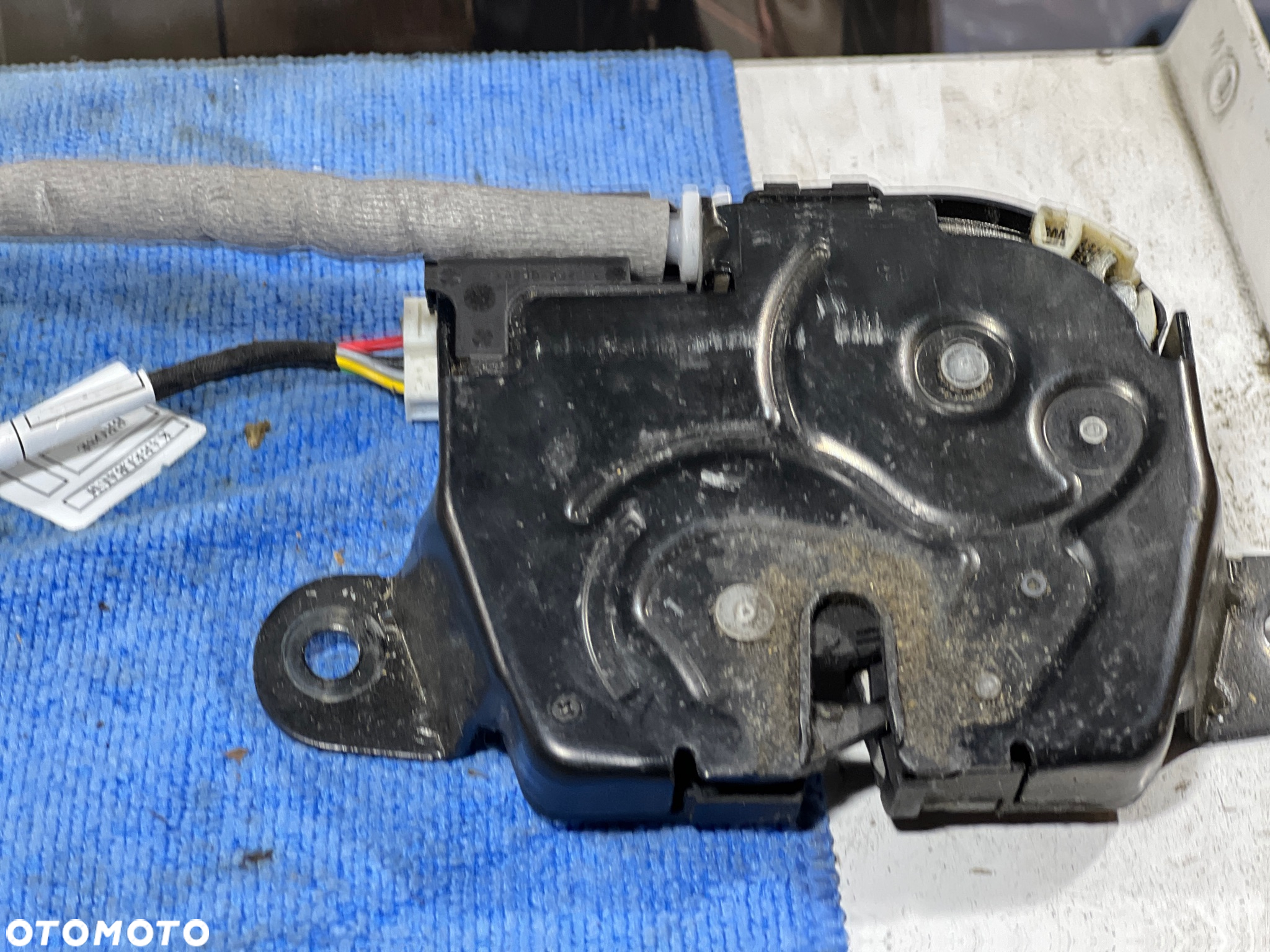 BMW 2 F45 F46  ZAMEK DOCIĄG KLAPY BAGAŻNIKA 7348531 7348530 - 3