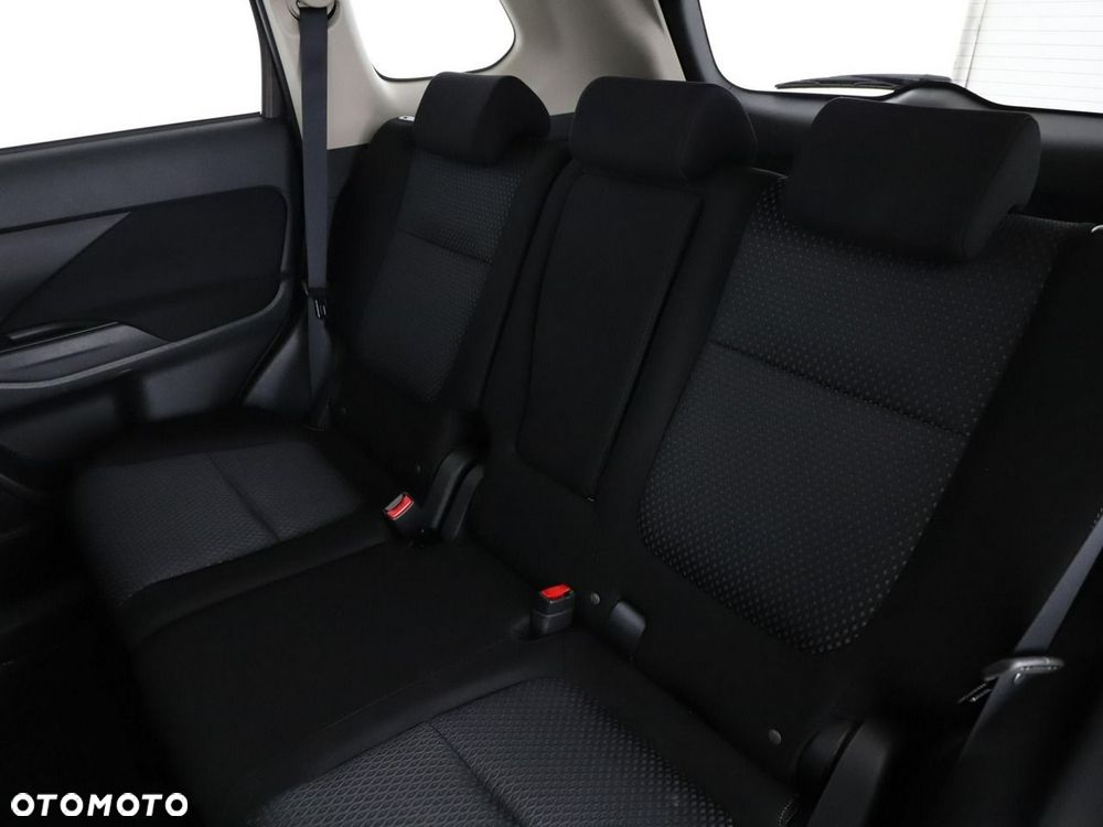 Mitsubishi Outlander 2.0 Instyle Navi 4WD CVT - 18