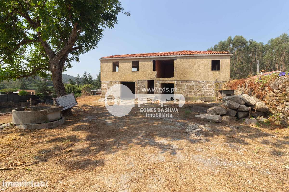 Moradia em estrutura com projeto para 3 apartamentos em Jesufrei - Grande imagem: 2/42