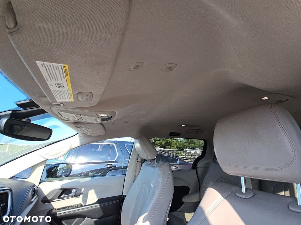 Chrysler Pacifica - 12